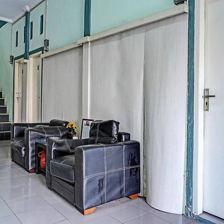 Oyo 91731 Home Stay Elis Cateliya Syariah Karawang Exterior foto