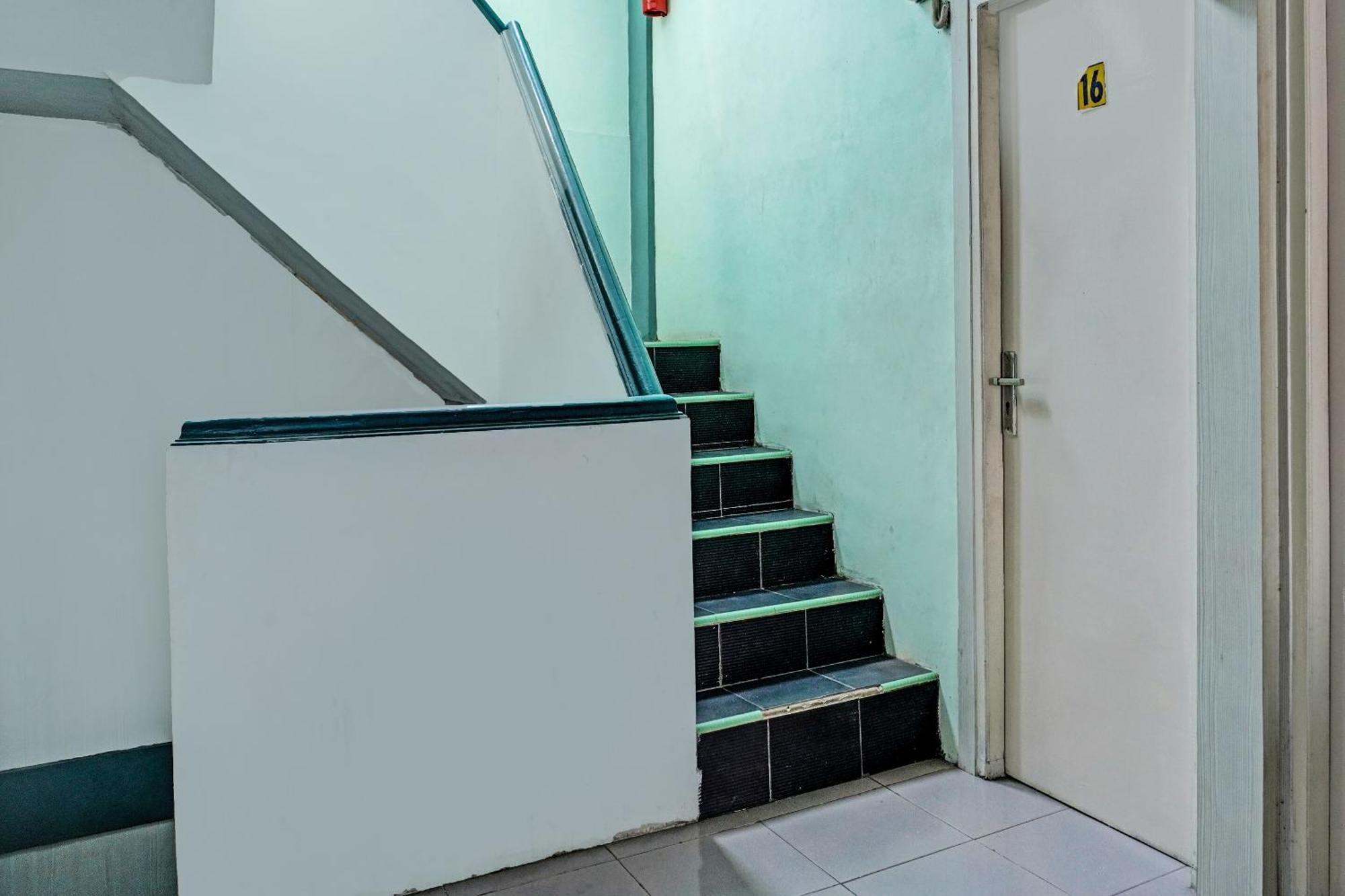 Oyo 91731 Home Stay Elis Cateliya Syariah Karawang Exterior foto