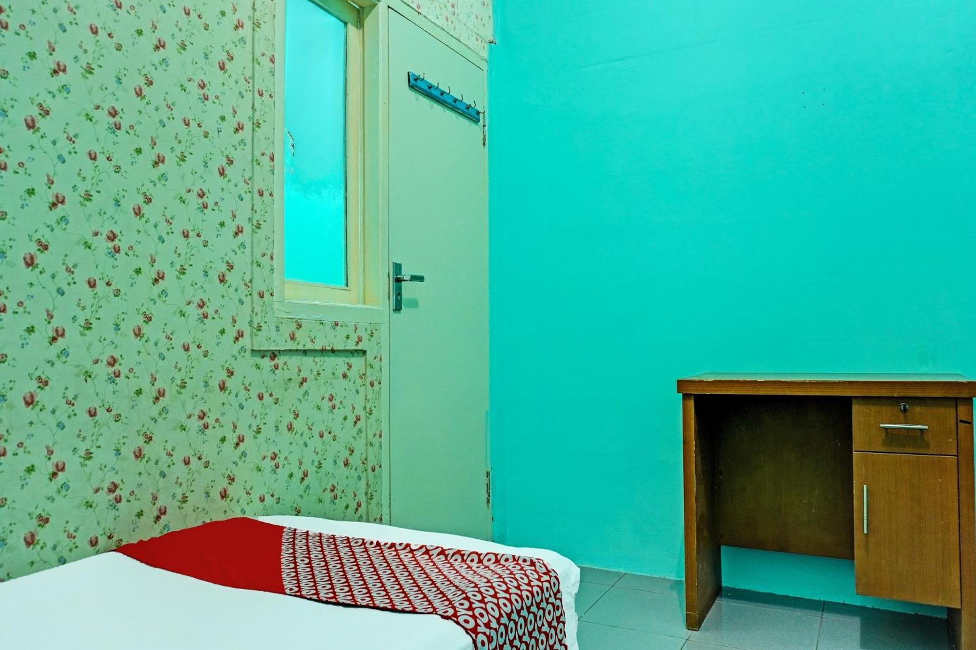Oyo 91731 Home Stay Elis Cateliya Syariah Karawang Exterior foto