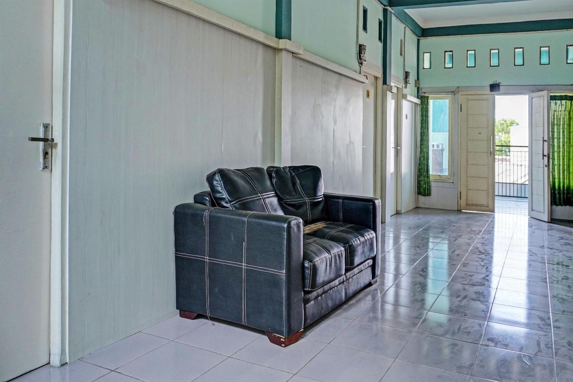 Oyo 91731 Home Stay Elis Cateliya Syariah Karawang Exterior foto