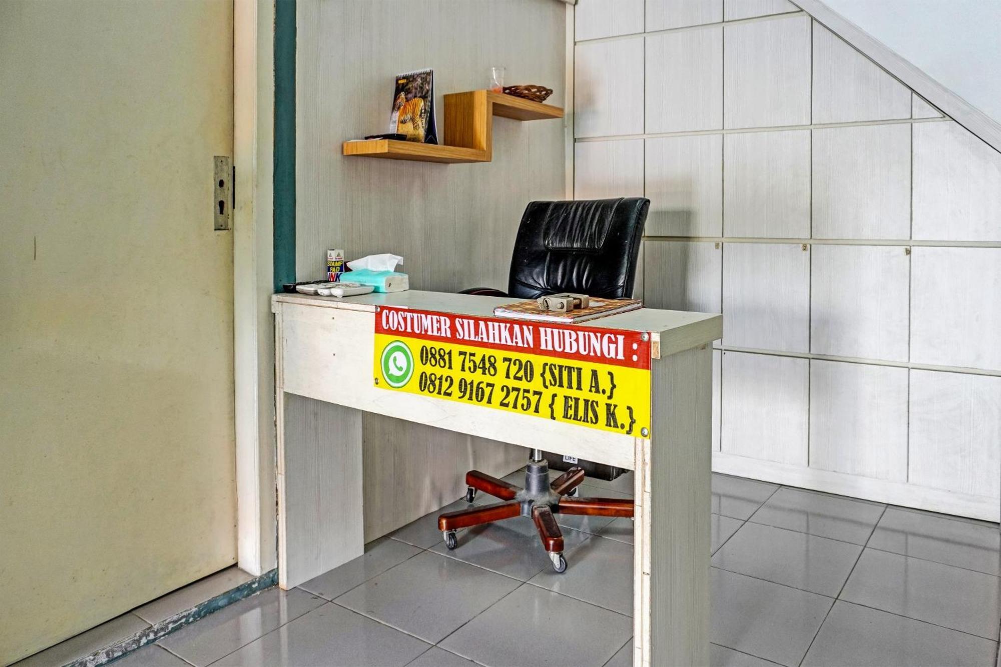 Oyo 91731 Home Stay Elis Cateliya Syariah Karawang Exterior foto